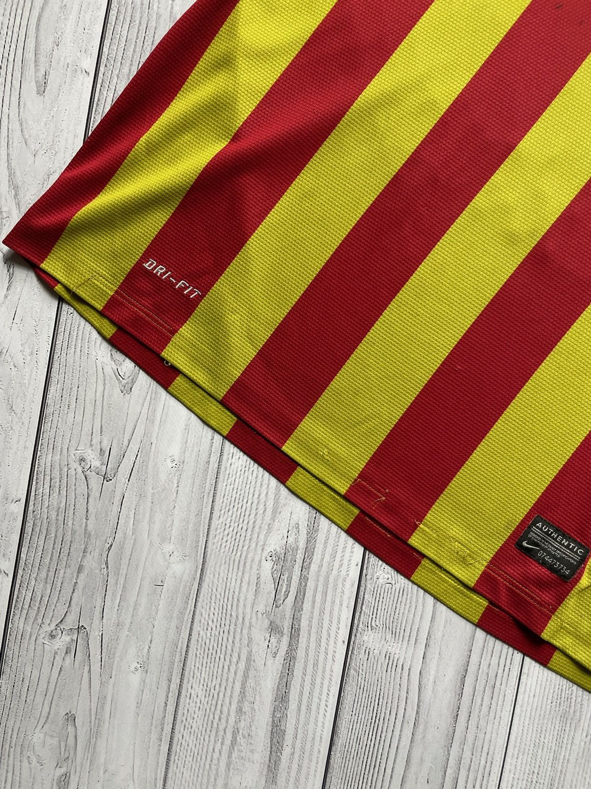 Vintage Vintage Nike Barcelona soccer jersey 11 Neymar rare size M Size US M / EU 48-50 / 2 - 4 Thumbnail