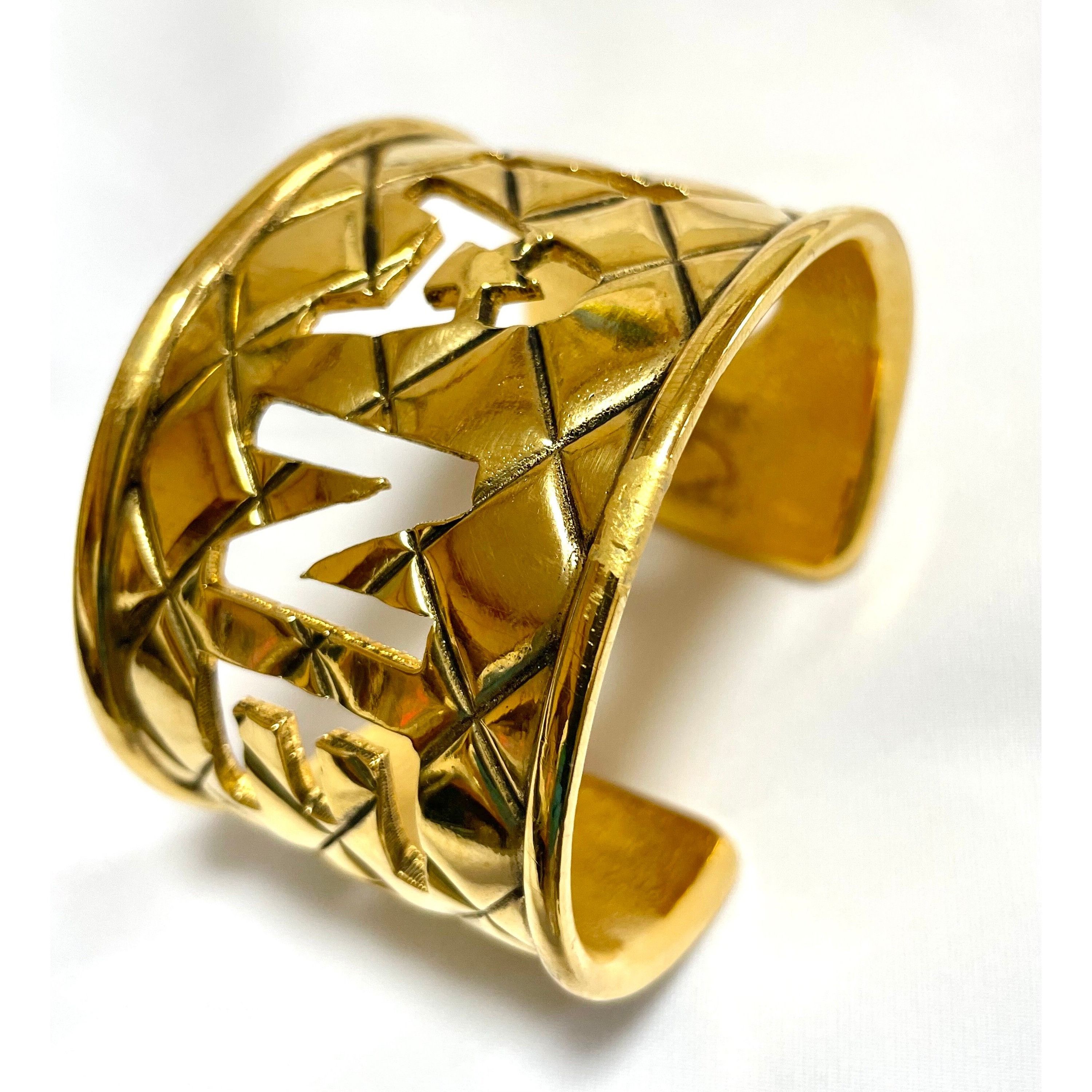 Chanel Vintage Chanel cutout logo bangle with matelasse design. Size ONE SIZE - 6 Thumbnail