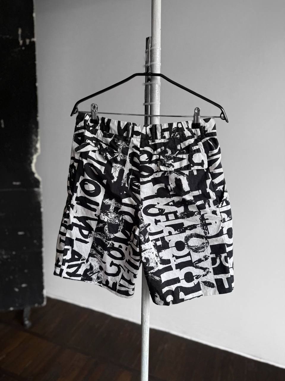 Alexander McQueen Alexander McQueen Black White Printed Shorts Grafiti Pockets Size US 30 / EU 46 - 2 Thumbnail
