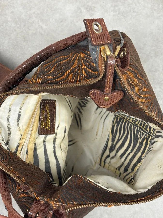 Roberto Cavalli 2000s Roberto Cavalli Brown Leather Tiger Embossed Shoulder Bag Size ONE SIZE - 13 Thumbnail