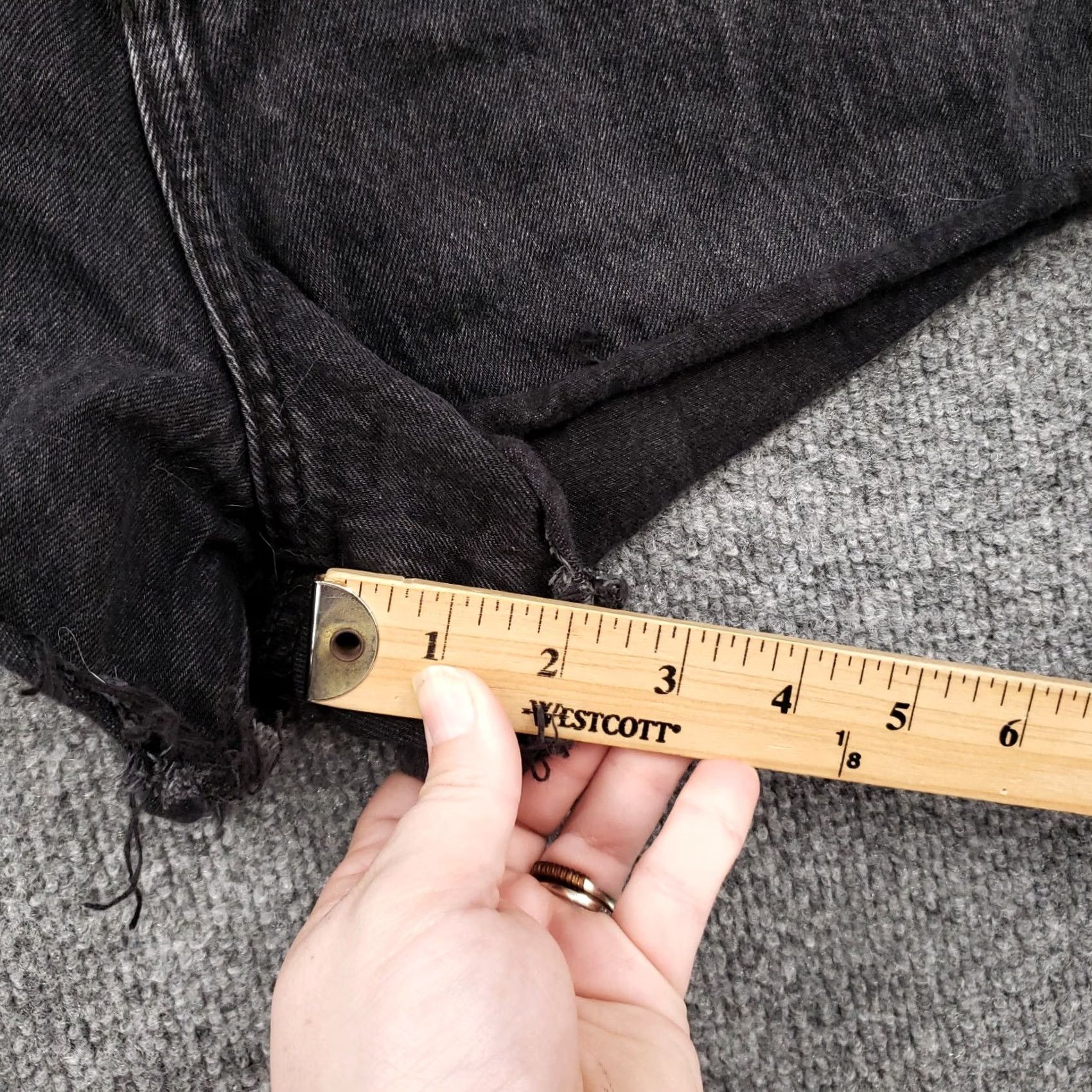 Uniqlo Uniqlo Shorts Women Black High Rise Cut Off Denim Hot Pants 28 Size 28" / US 6 / IT 42 - 3 Thumbnail