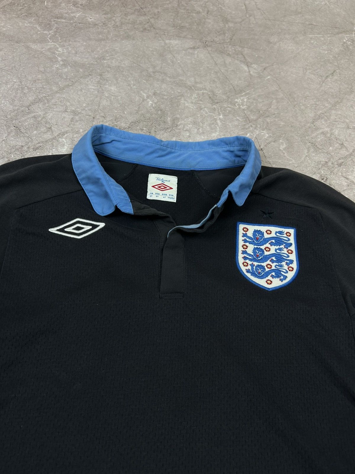 Umbro Soccer Jersey Umbro England long sleeve Size L Size US L / EU 52-54 / 3 - 4 Thumbnail