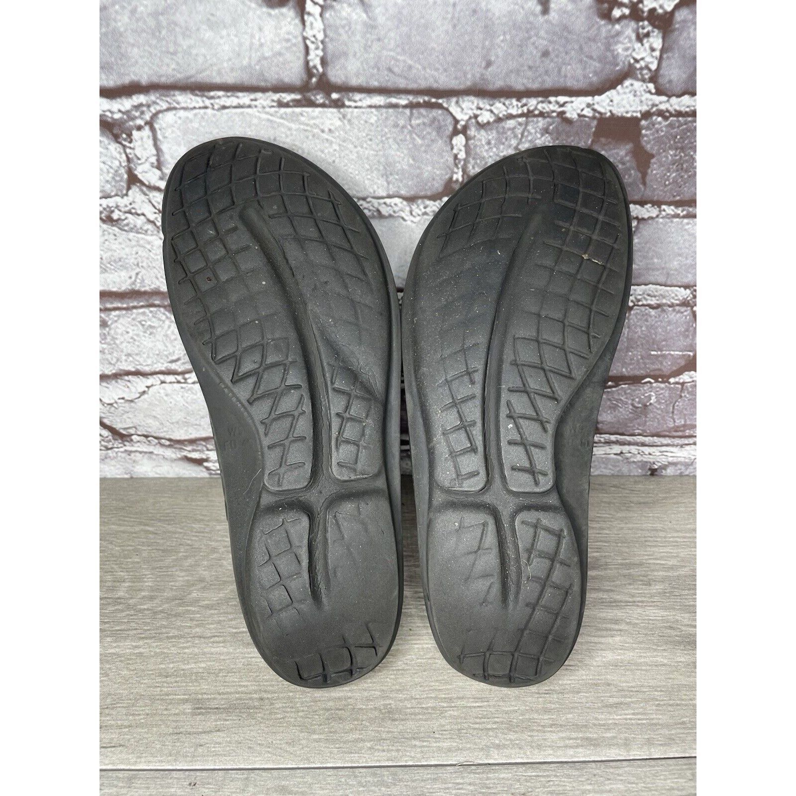 Other Oofos Oolala Cabernet Metallic Purple Recovery Thong Sandals Size US 9 / IT 39 - 7 Thumbnail
