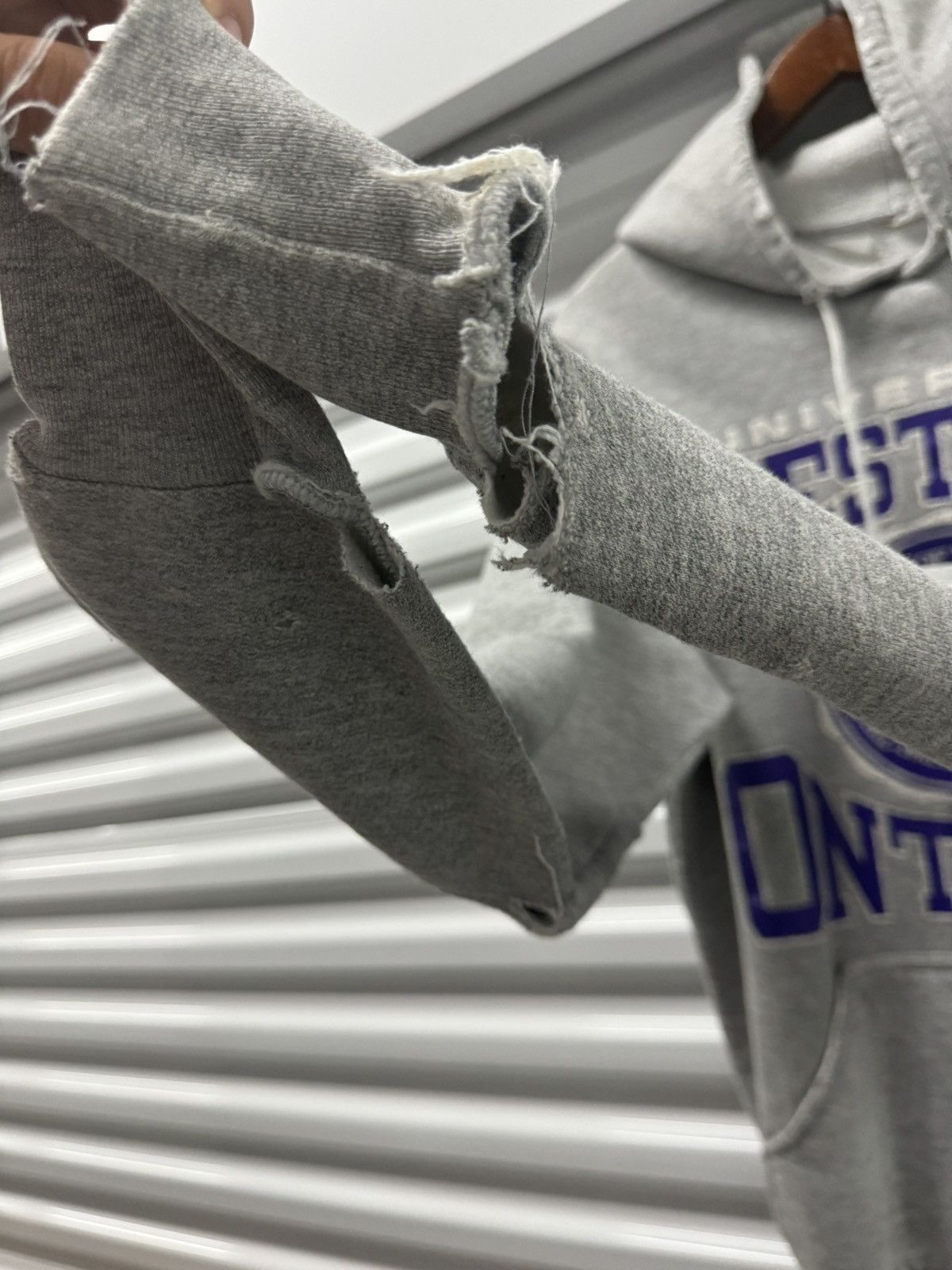 Vintage Vintage Distressed Western Ontario University Padded Hoodie Size US L / EU 52-54 / 3 - 4 Thumbnail