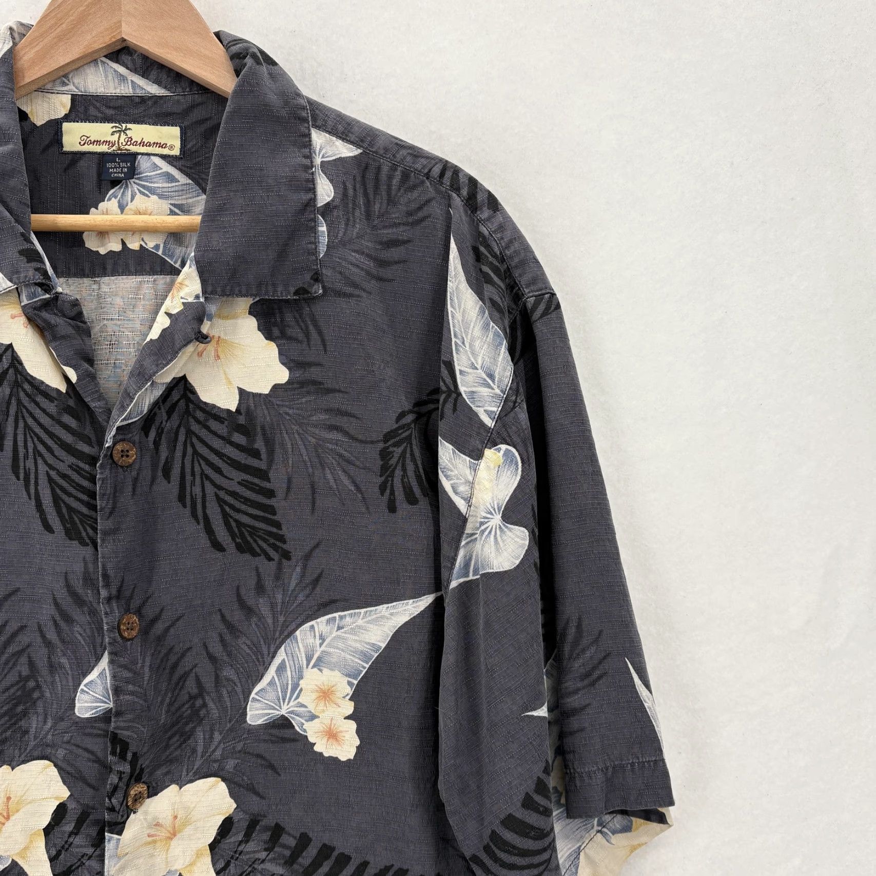 Tommy Bahama Tommy Bahama Shirt Mens Large Gray Silk Hawaiian Aloha Floral Button Front Camp Shirt Size US L / EU 52-54 / 3 - 2 Thumbnail