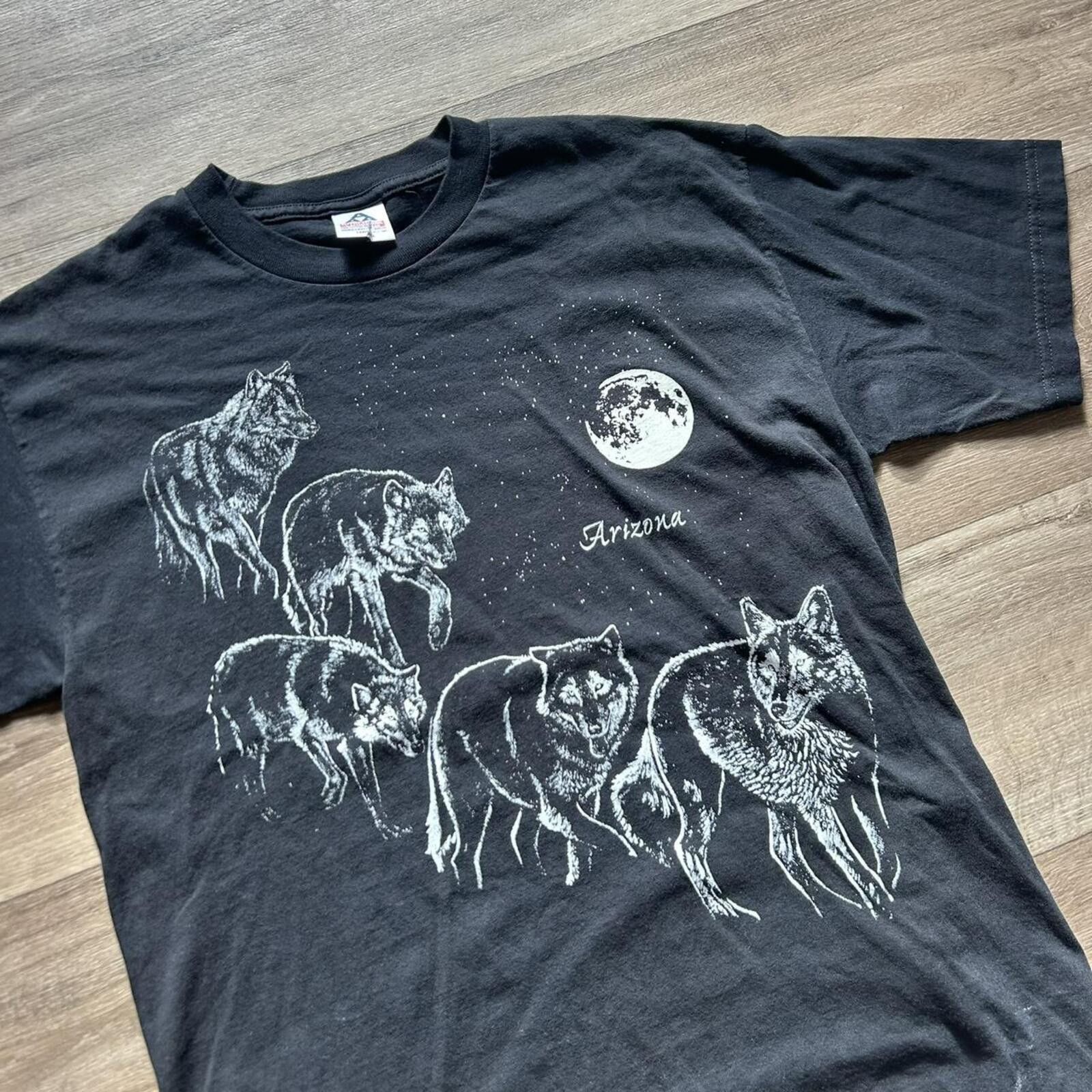 Anvil Vintage 90’s Nature Aop Black wolf moon graphic tee size L Size US L / EU 52-54 / 3 - 2 Thumbnail