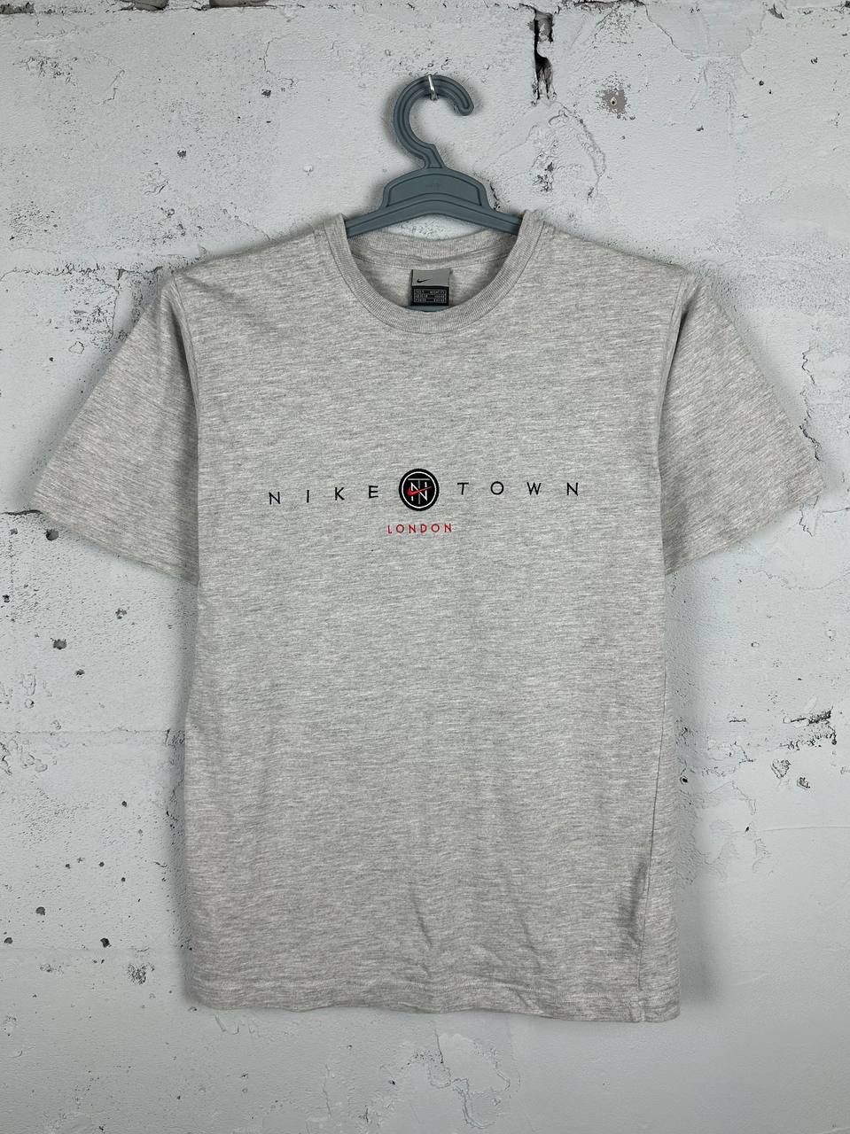 Nike × Vintage Vintage 2000s Nike London Nike Town Gray T-shirt Size US S / EU 44-46 / 1 - 2 Thumbnail