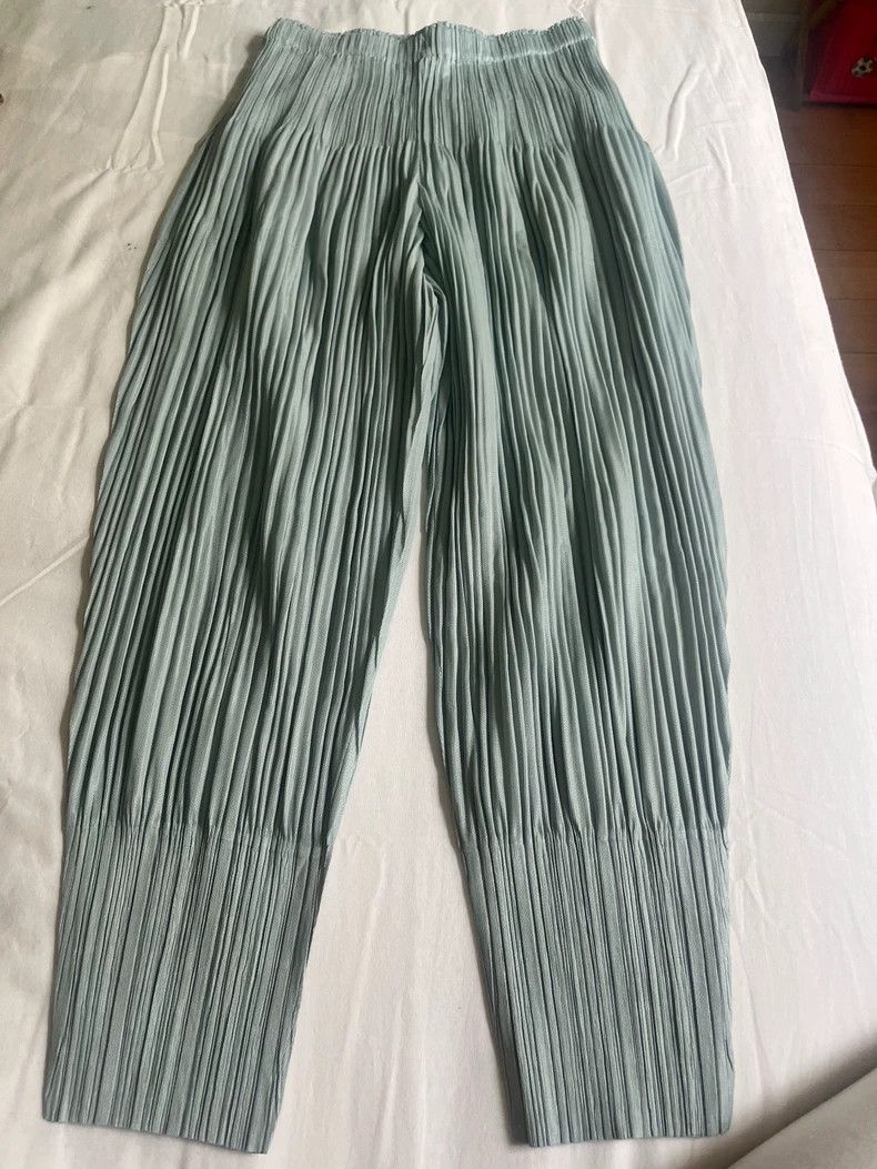 Issey Miyake Issey Miyake size:3 Light green pleated puff pants Size 23" - 2 Thumbnail