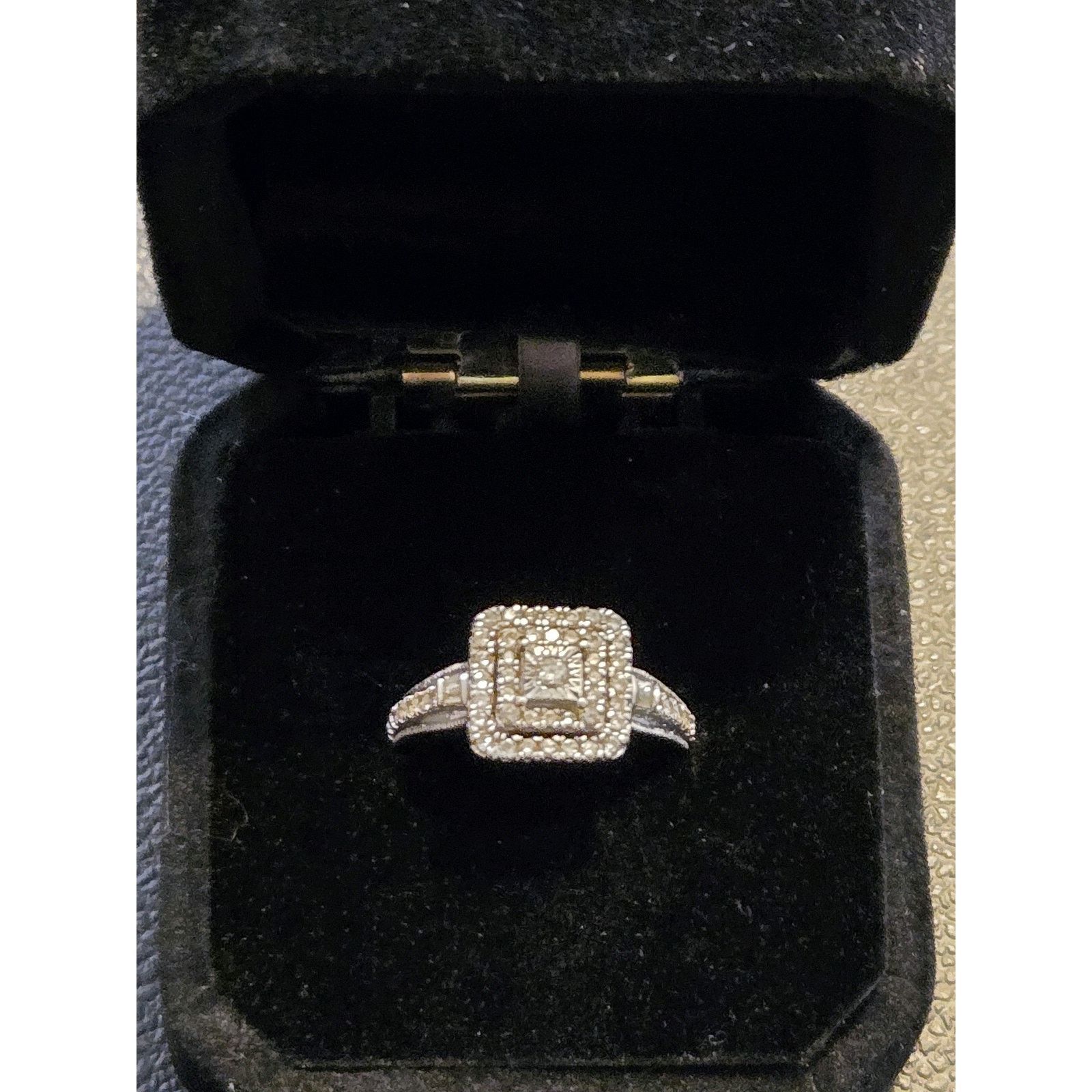Other Stunning 10K White Gold Diamond Ring Size ONE SIZE - 1 Thumbnail