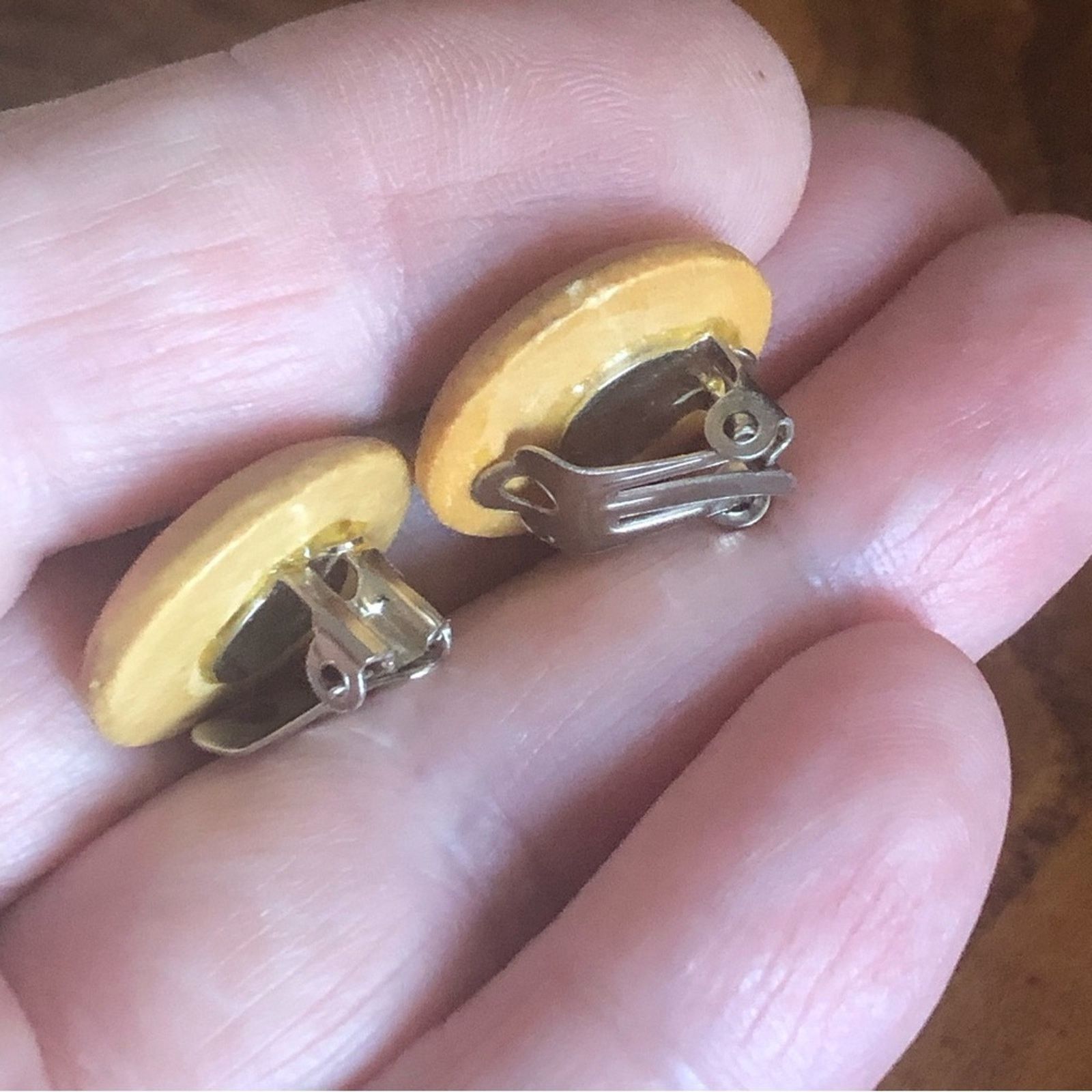 Vintage Vintage tan wood button disc clip on earrings Size ONE SIZE - 4 Thumbnail
