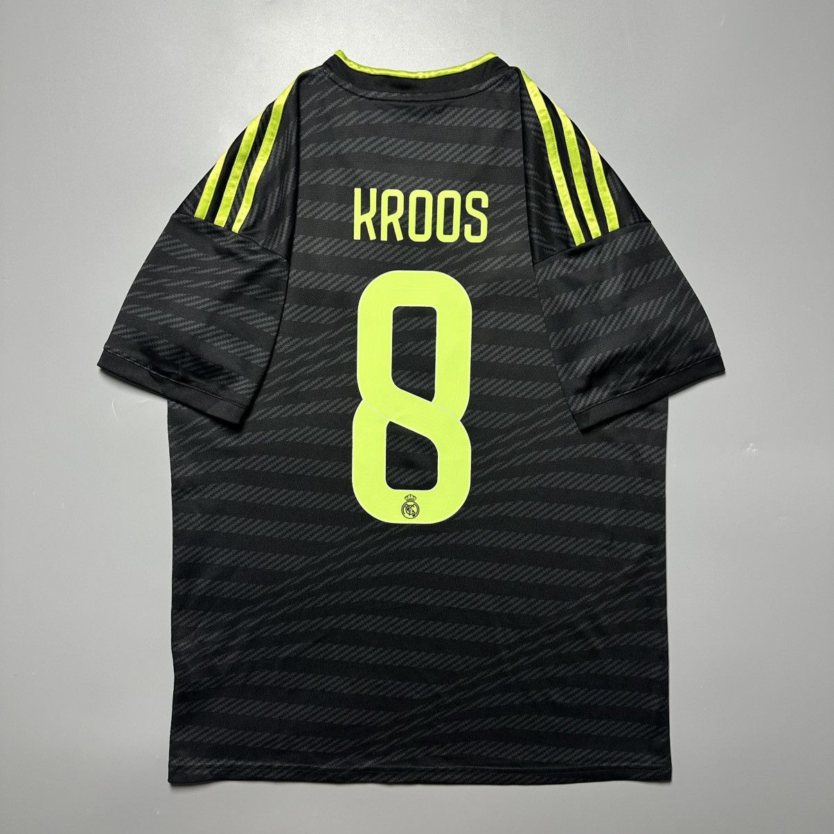Adidas REAL MADRID ADIDAS 2022/2023 FOOTBALL THIRD JERSEY #8 KROOS Size US M / EU 48-50 / 2 - 1 Thumbnail