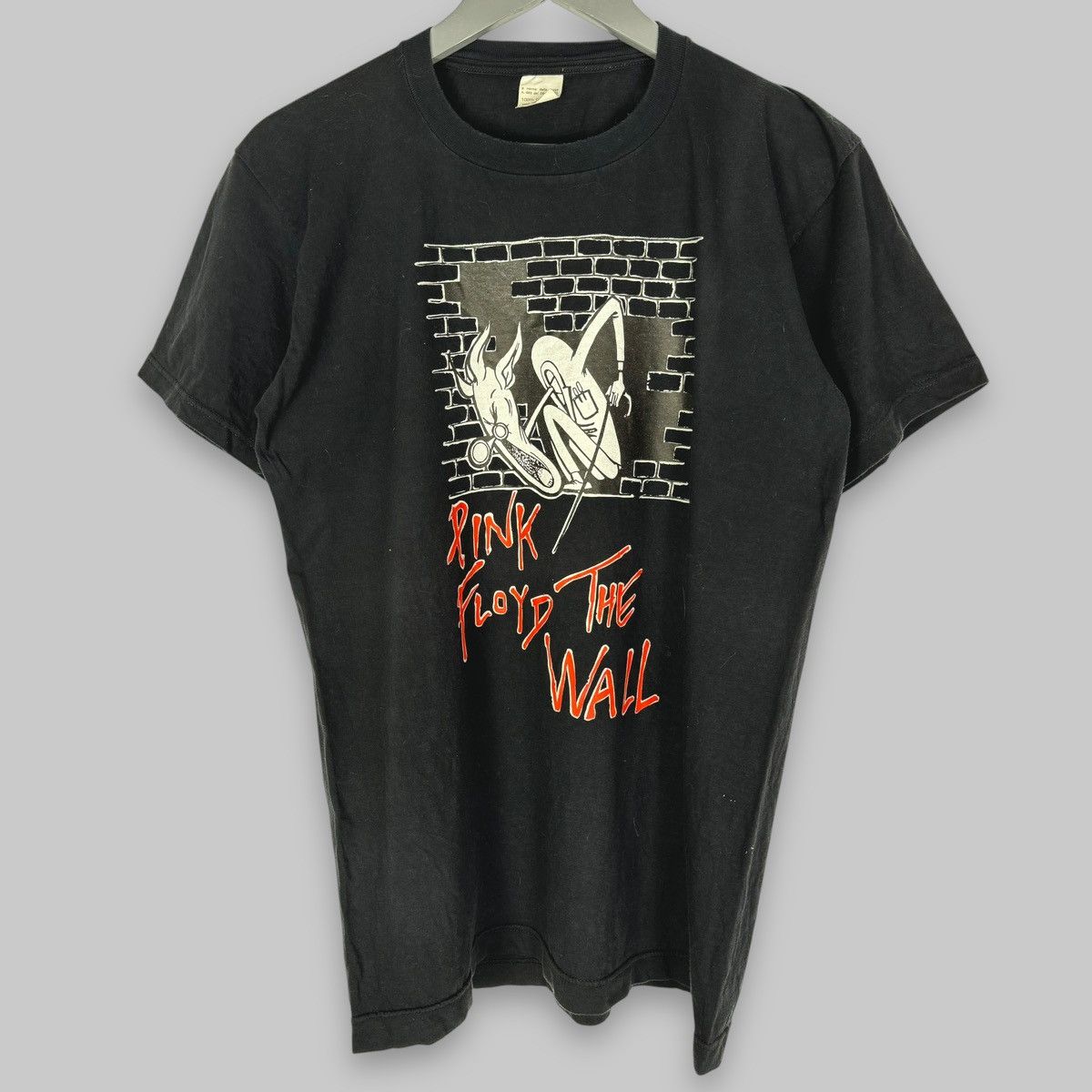 Band Tees Vintage 80s Pink Floyd The Wall Made in Italy T Shirt Size US L / EU 52-54 / 3 - 1 Thumbnail