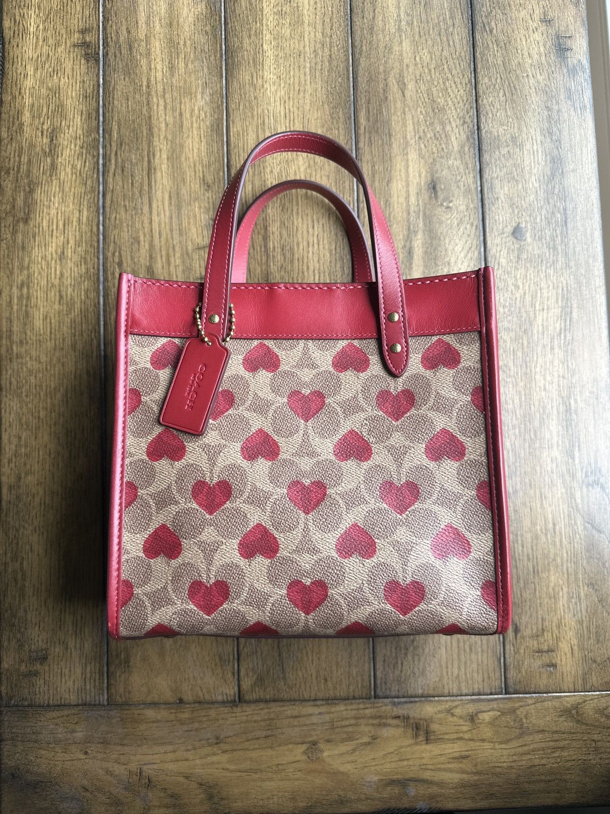 Coach Field Tote 22 Heart Print