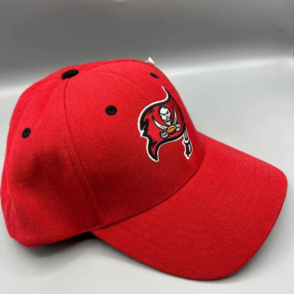 NFL Tampa Bay Buccaneers Hat Men Embroidered Logo Strap Back Size ONE SIZE - 3 Thumbnail
