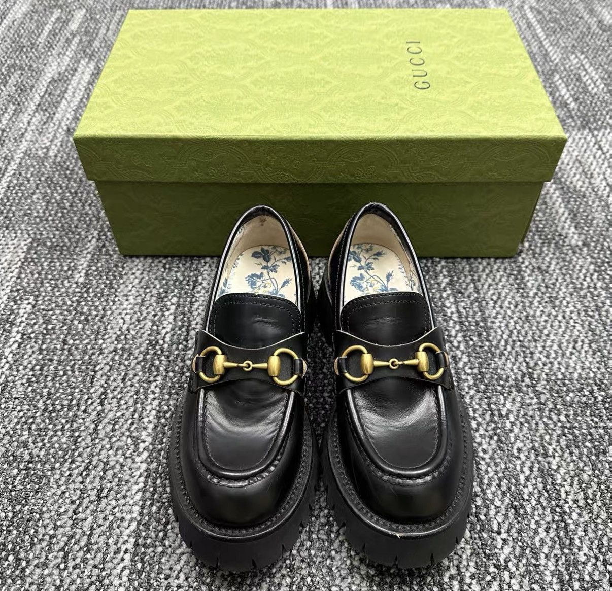 Gucci Gucci Classic Bee Loafers J42 Size US 4 / IT 34 - 2 Thumbnail