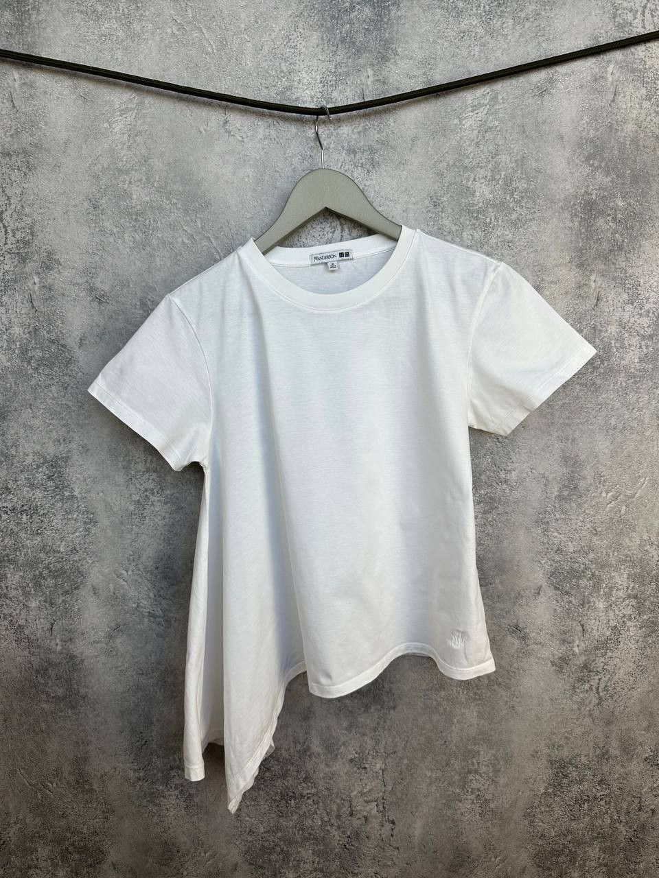 JW Anderson × Uniqlo JW Anderson x Uniqlo Asymmetric Hem Minimalist T-Shirt Size M / US 6-8 / IT 42-44 - 1 Thumbnail