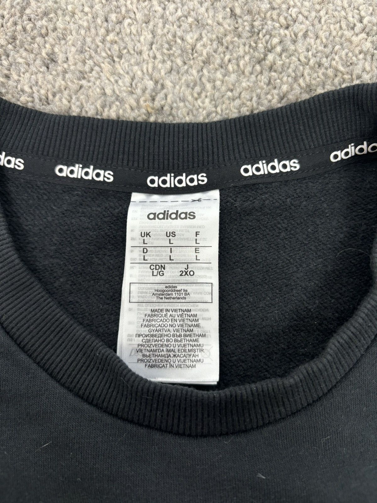 Adidas Black adidas center logo crewneck Size US L / EU 52-54 / 3 - 4 Thumbnail
