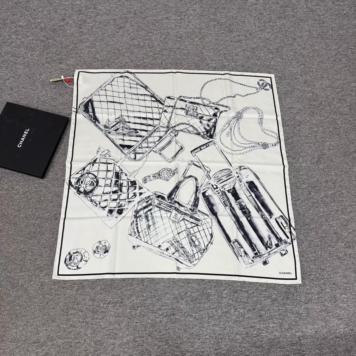 Chanel Chanel B&W sketch bag silk 90x90 unused boxed Size ONE SIZE - 1 Thumbnail