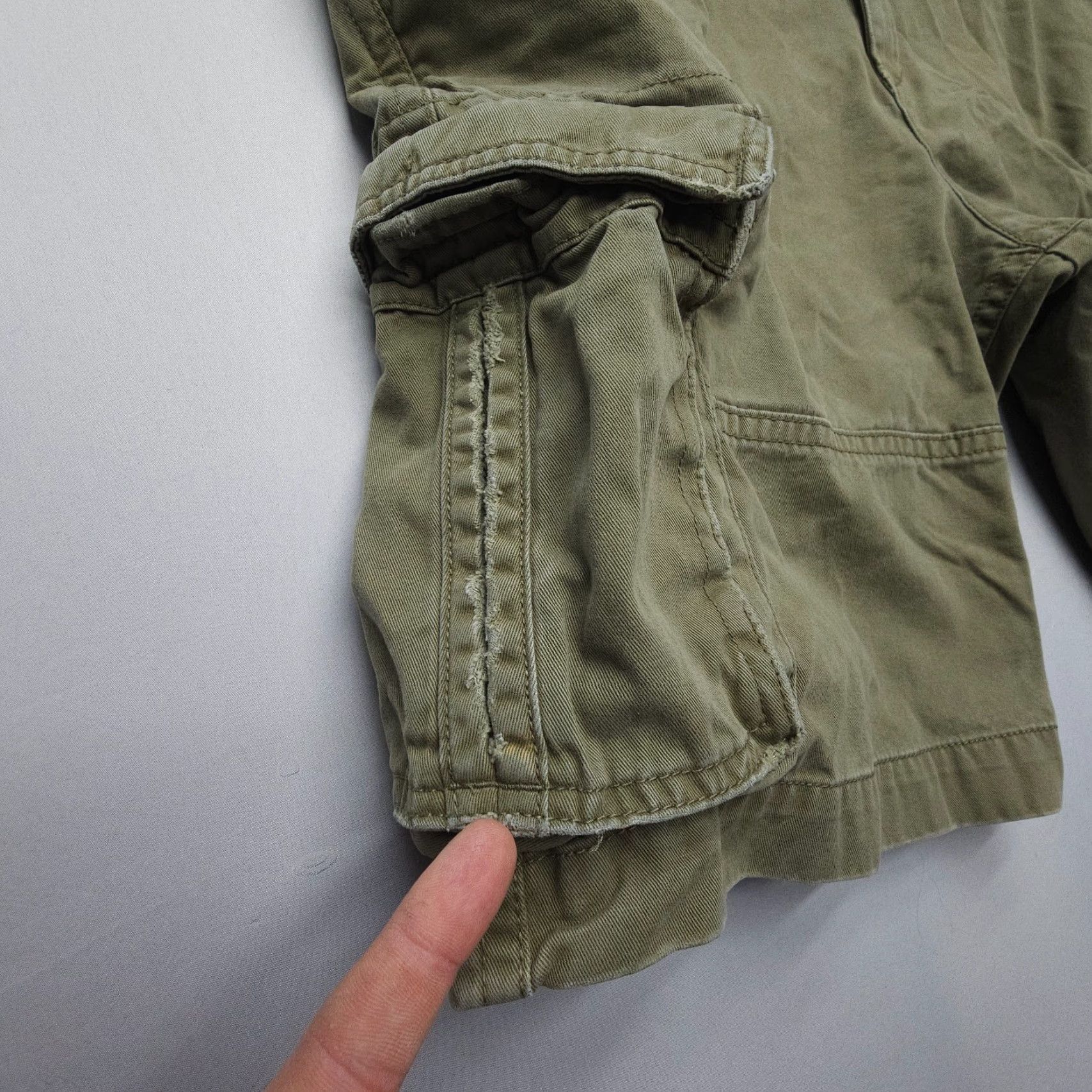 Old Navy VINTAGE Old Navy Cargo Shorts Mens 40 x 11 Green Twill Army Military Casual Shorts Size US 40 / EU 56 - 5 Thumbnail