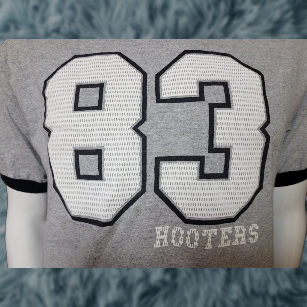 Vintage VINTAGE Hooters Columbus OH Ringer Jersey T Shirt Large NICE Wings Bar Restaurant Mens Gray 90s/Graphic/Nice Wings/Bar Theme T-Shirt AS Tees Size US L / EU 52-54 / 3 - 1 Thumbnail