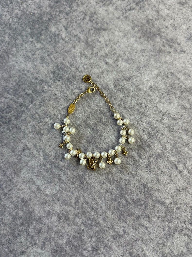 Louis Vuitton Louis Vuitton Three-flower Pearl Bracelet Size ONE SIZE - 1 Thumbnail