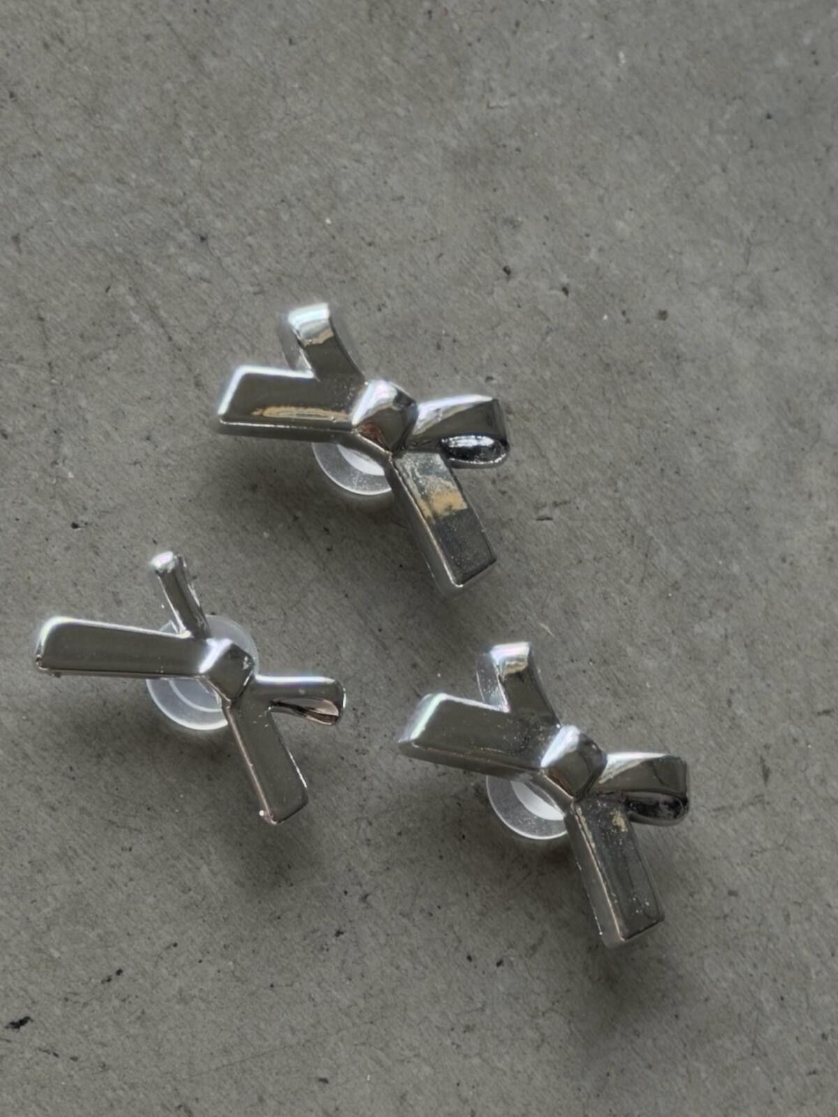 Crocs Silver Bow Croc Charms / Jibbitz Set / Pack of 3 Size ONE SIZE - 7 Thumbnail