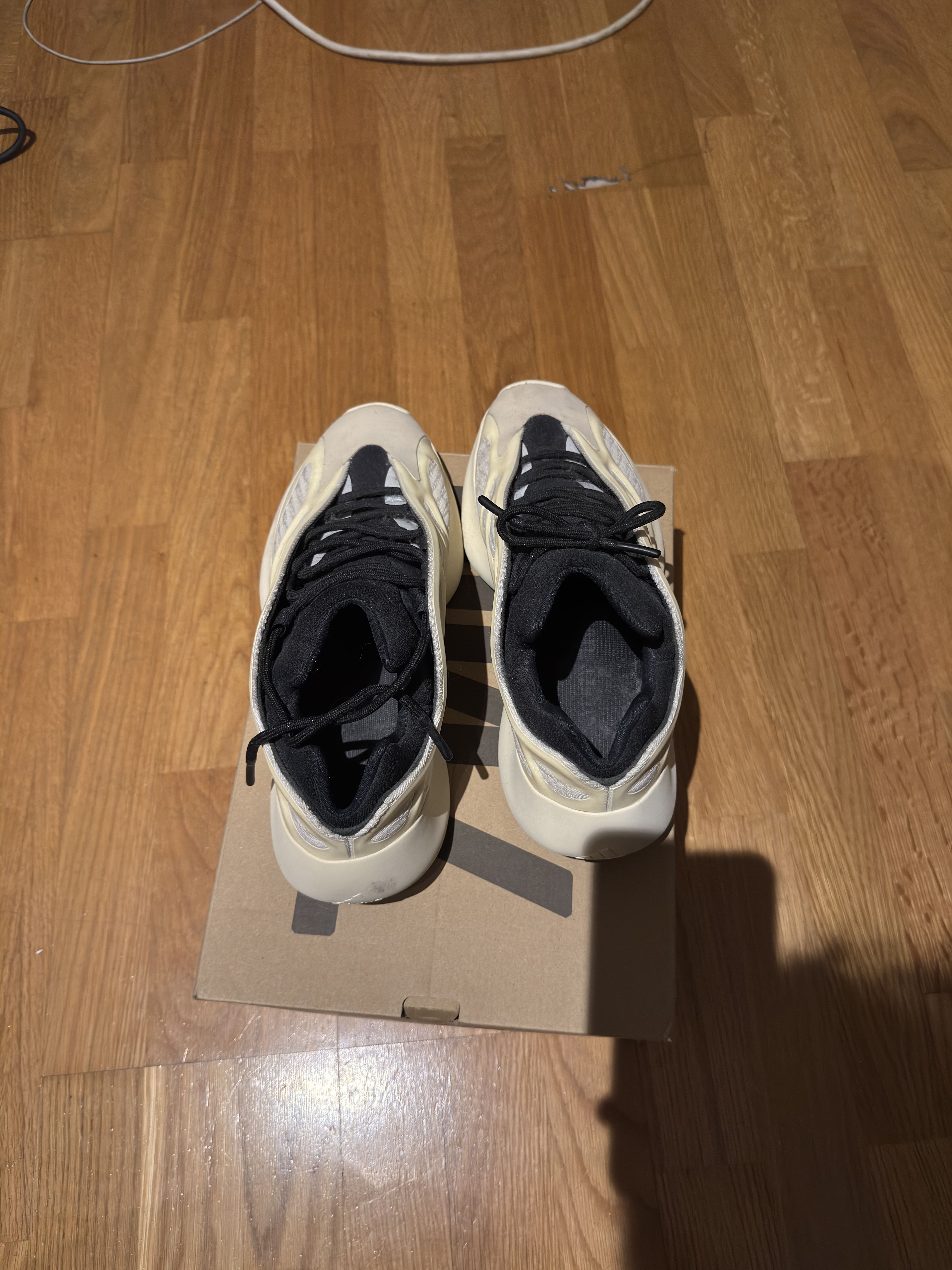 Yeezy Yeezy 700 v3 AZAEL Size US 9.5 / EU 42-43 - 4 Thumbnail