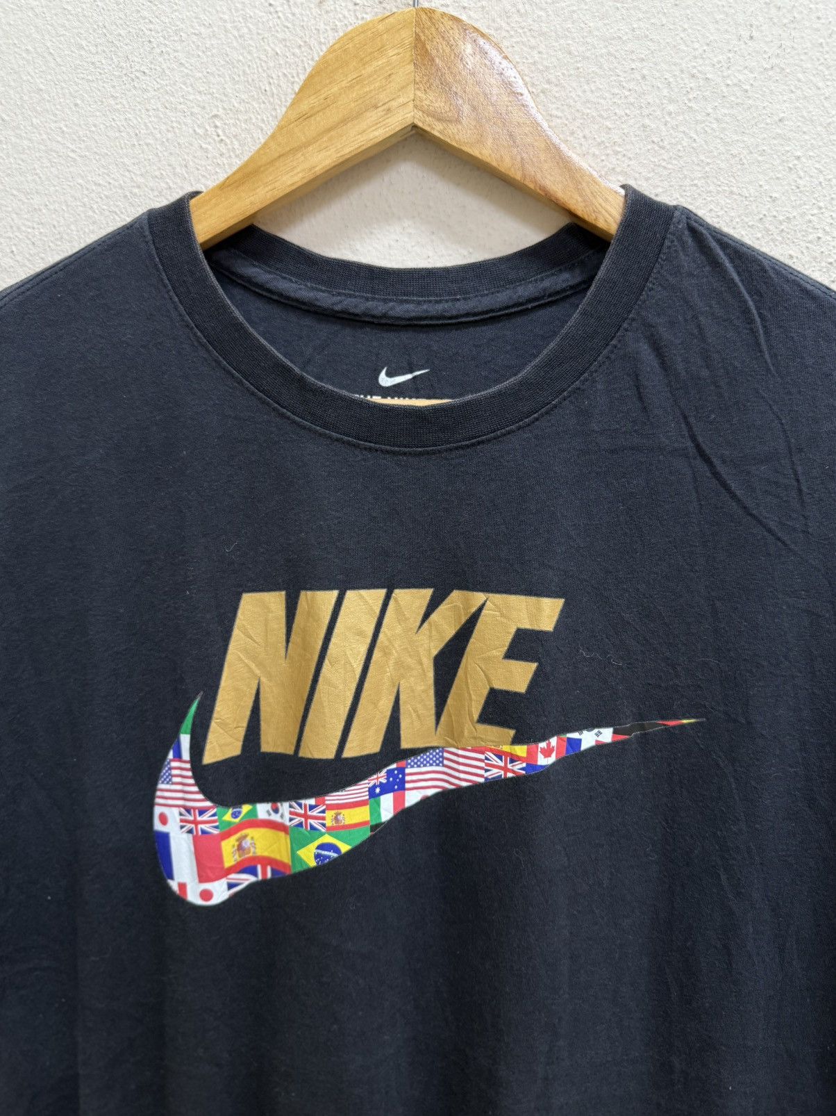 Nike NIKE SWOOSH INTERNATIONAL FLAGE LOGO TSHIRT Size US S / EU 44-46 / 1 - 5 Thumbnail