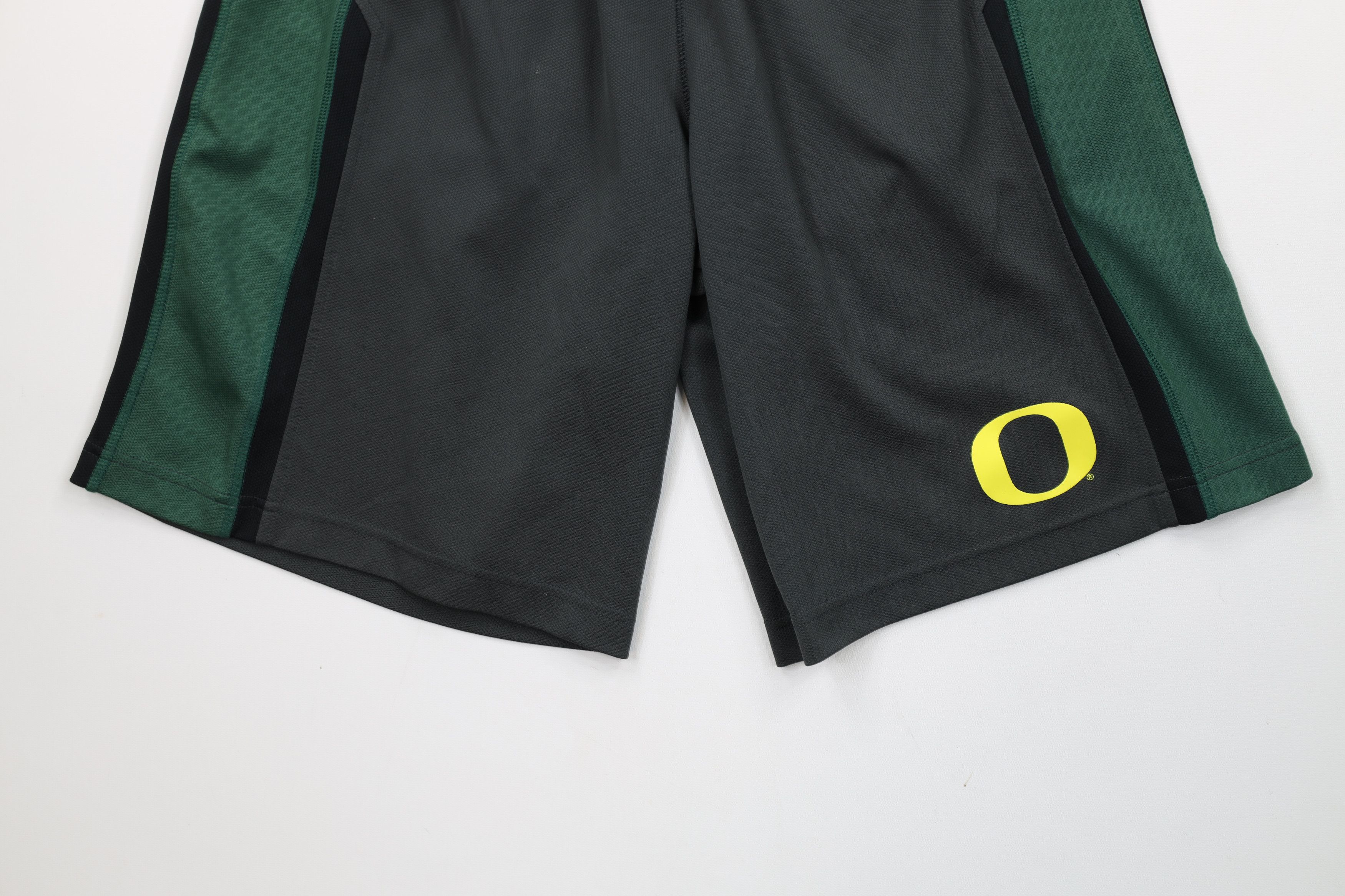 Nike × Vintage Nike University of Oregon Basketball Shorts Gray Green Size US 30 / EU 46 - 4 Thumbnail