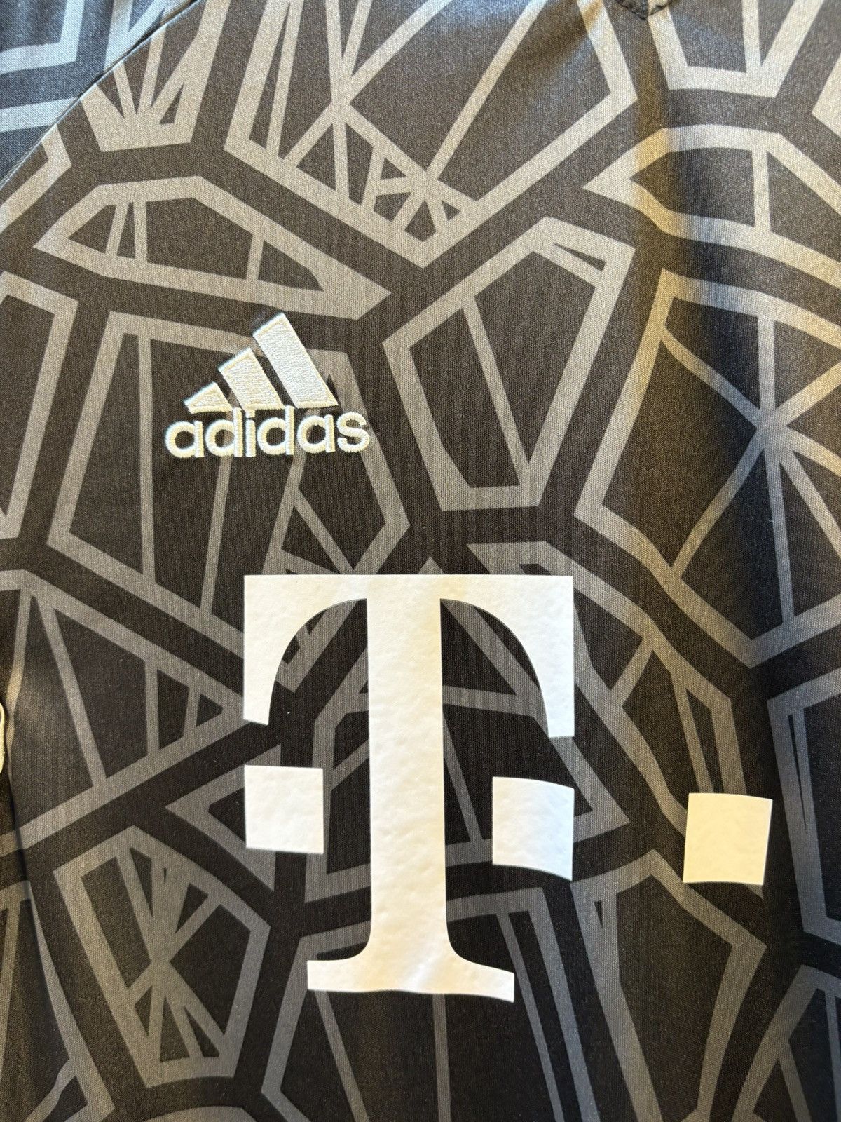Adidas 2022-2023 Bayern Munich Goalkeeper Kit Size US M / EU 48-50 / 2 - 8 Thumbnail