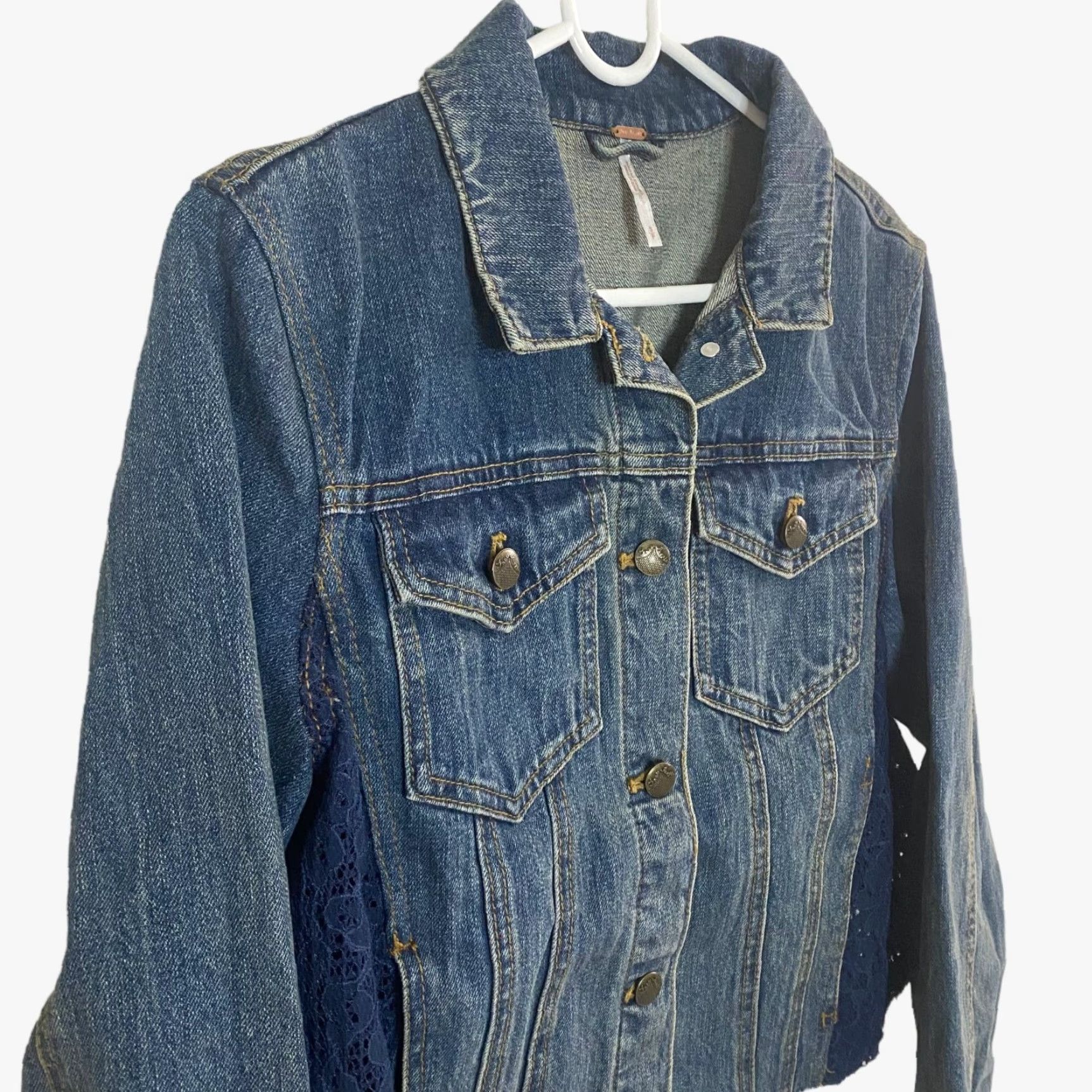 Free People VINTAGE Free People Jean Jacket Womens Small Blue Denim Lace Panel Button Front Cropped Size 28" / US 6 / IT 42 - 4 Thumbnail