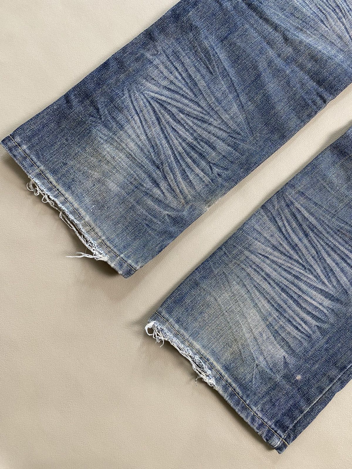 If Six Was Nine × Japanese Brand × Le Grande Bleu (L.G.B.) 2000s Kuyizu Distressed Grunge Denim Jeans Size US 31 - 10 Thumbnail