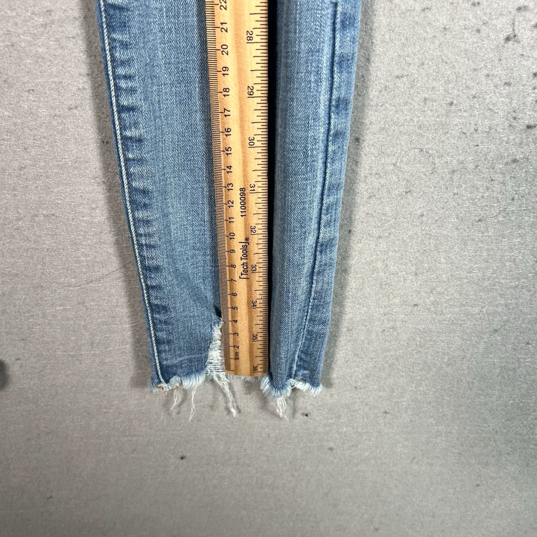 Madewell Madewell 9" High-Rise Skinny Jeans in Ontario Wash Distressed-Hem Edition 23 Women Jeans Size 40" / US 18 - 4 Thumbnail