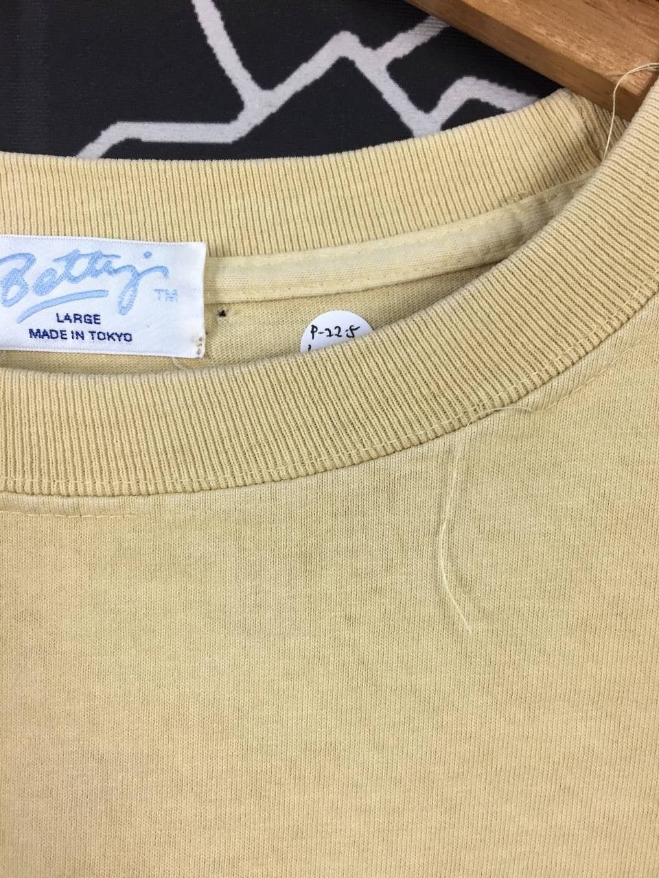 Japanese Brand Vtg Betty's Made in Tokyo Deluxe Embroidered Logo Pocket Tee Size US L / EU 52-54 / 3 - 4 Thumbnail