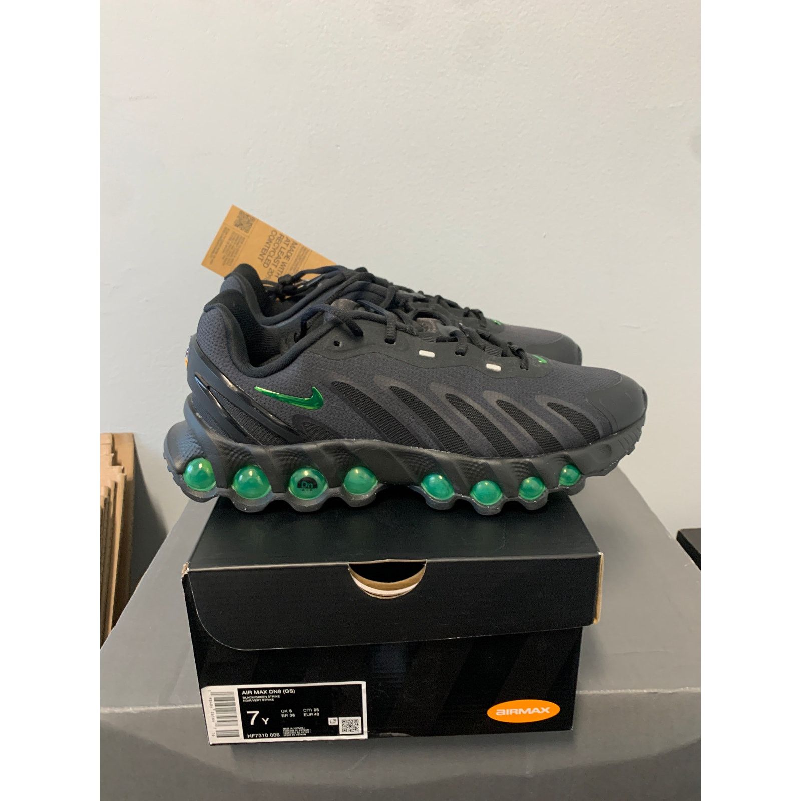 Nike Nike Air Max Dn8 Black Green Strike Dark Smoke Grey Size 7Y Size US 7 / EU 40 - 1 Thumbnail