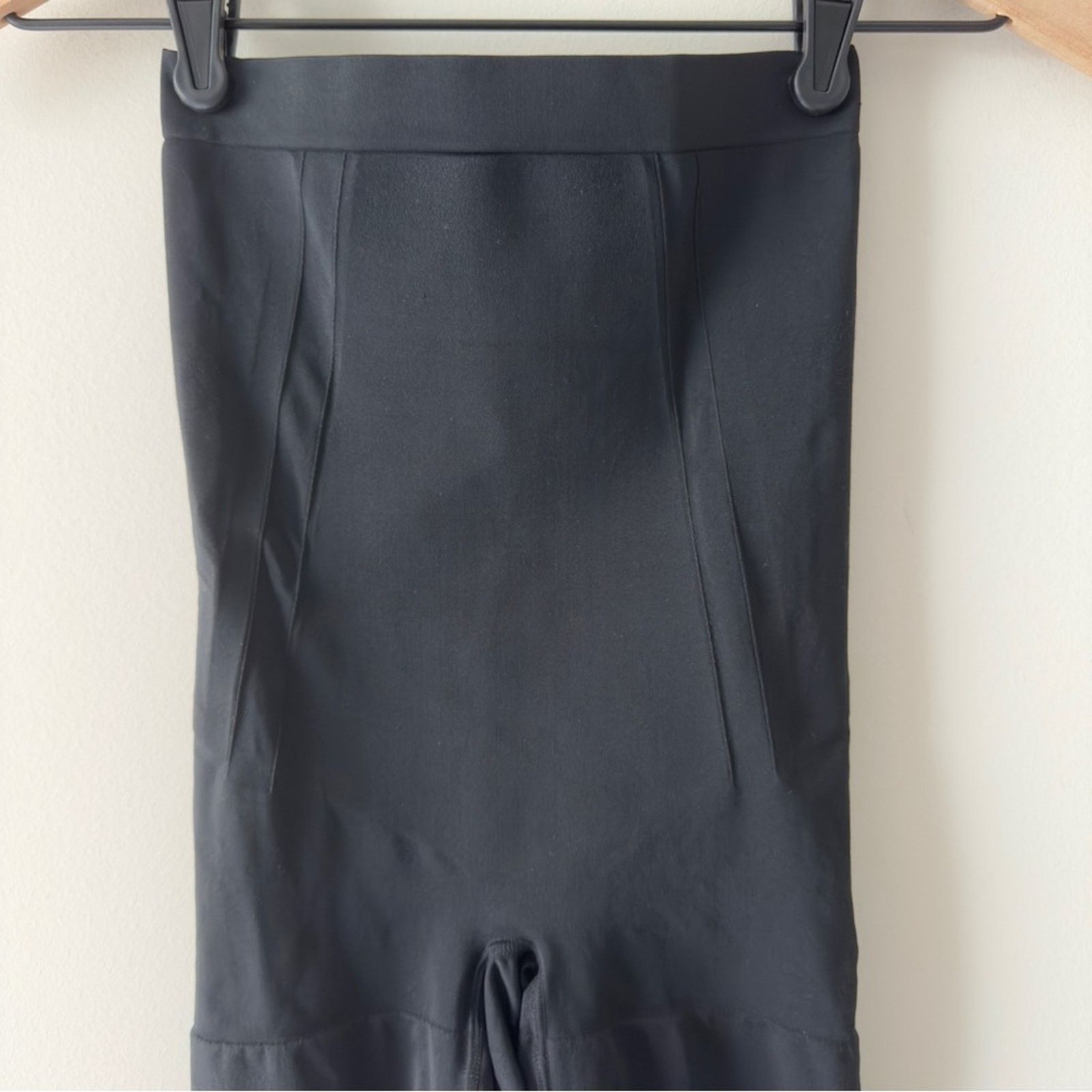 Spanx SPANX OnCore High-Waisted Mid-Thigh Short in very black EUC Size 29" - 6 Thumbnail