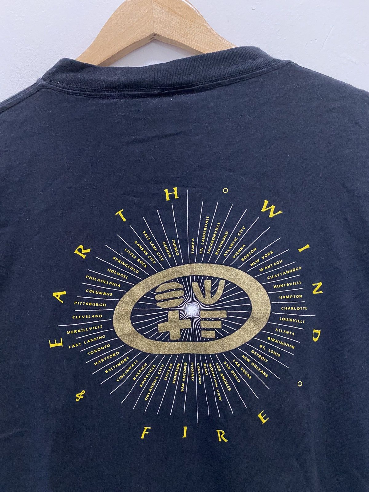 Band Tees × Vintage Vintage 90s Earth Wind & Fire Japan Tour Tee Size US L / EU 52-54 / 3 - 5 Thumbnail