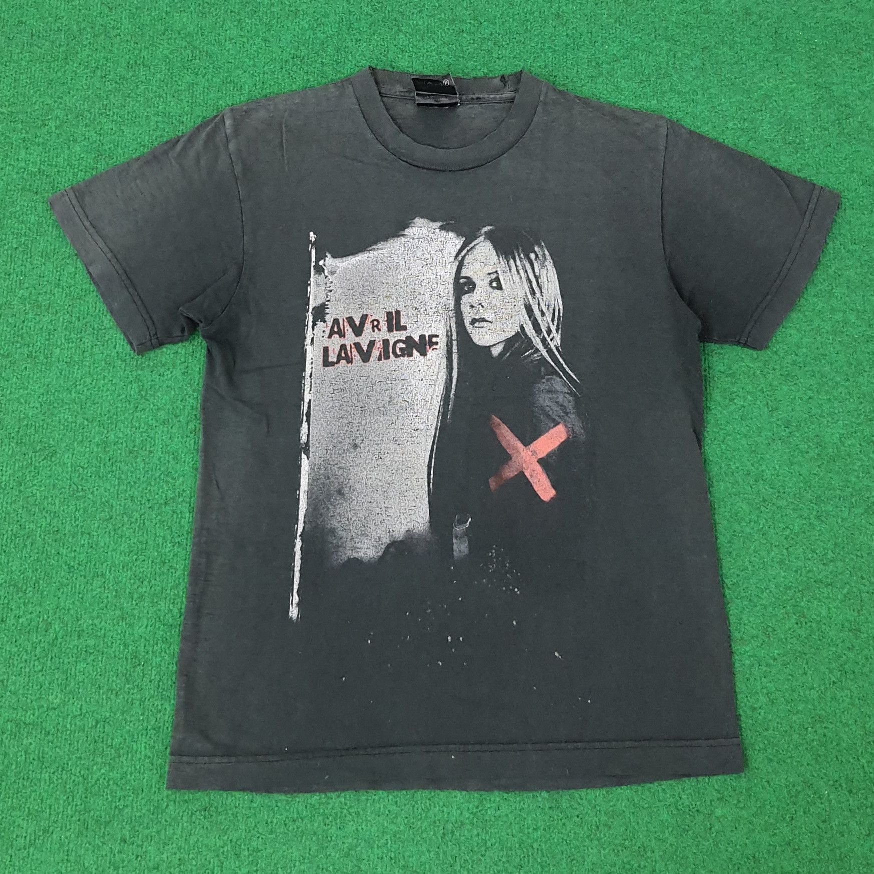 Band Tees Vintage Avril Lavigne Under My Skin Tour 2005 Tshirt C249N69 Size US S / EU 44-46 / 1 - 1 Thumbnail