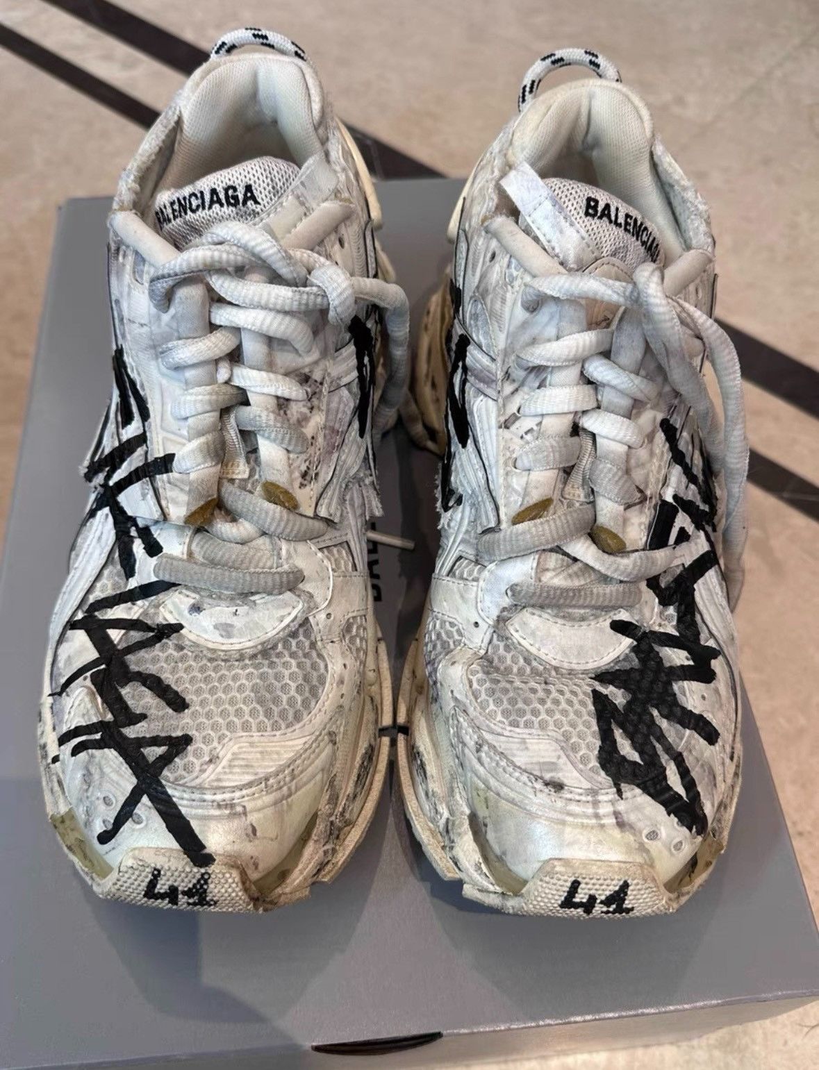 Balenciaga Balenciaga runner white graffiti old style Size US 8 / EU 41 - 2 Thumbnail