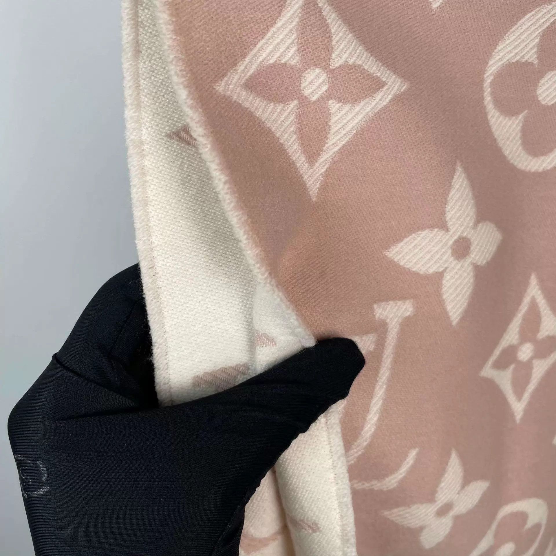 Louis Vuitton LV double-faced cashmere scarf pink Size ONE SIZE - 8 Thumbnail