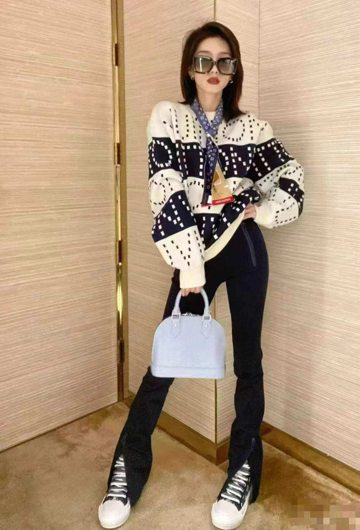 Louis Vuitton LV Moonlight Muse NWT M Y563 sweater Size M / US 6-8 / IT 42-44 - 2 Thumbnail