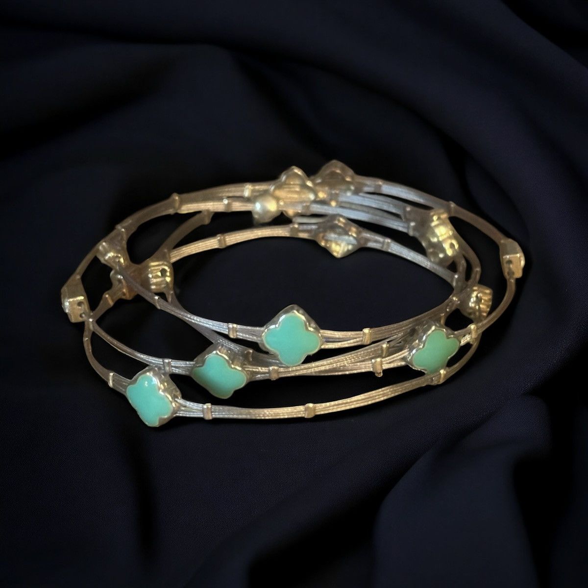 Other Silver tone turquoise enamel clover wire bracelets Size ONE SIZE - 1 Thumbnail