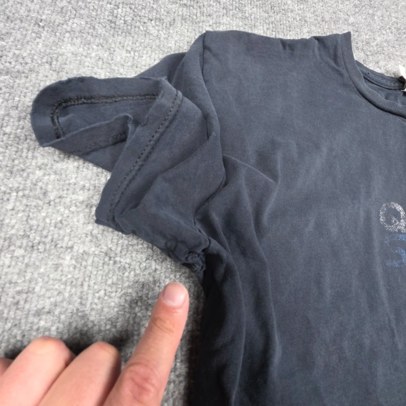 Quiksilver VINTAGE Quiksilver T-Shirt Men’s Small/Medium Black Faded Double Sided Holes Shirts Regular Cotton Crew Neck Short Sleeve 90s Beach Surf USA Y2K Size US S / EU 44-46 / 1 - 4 Thumbnail