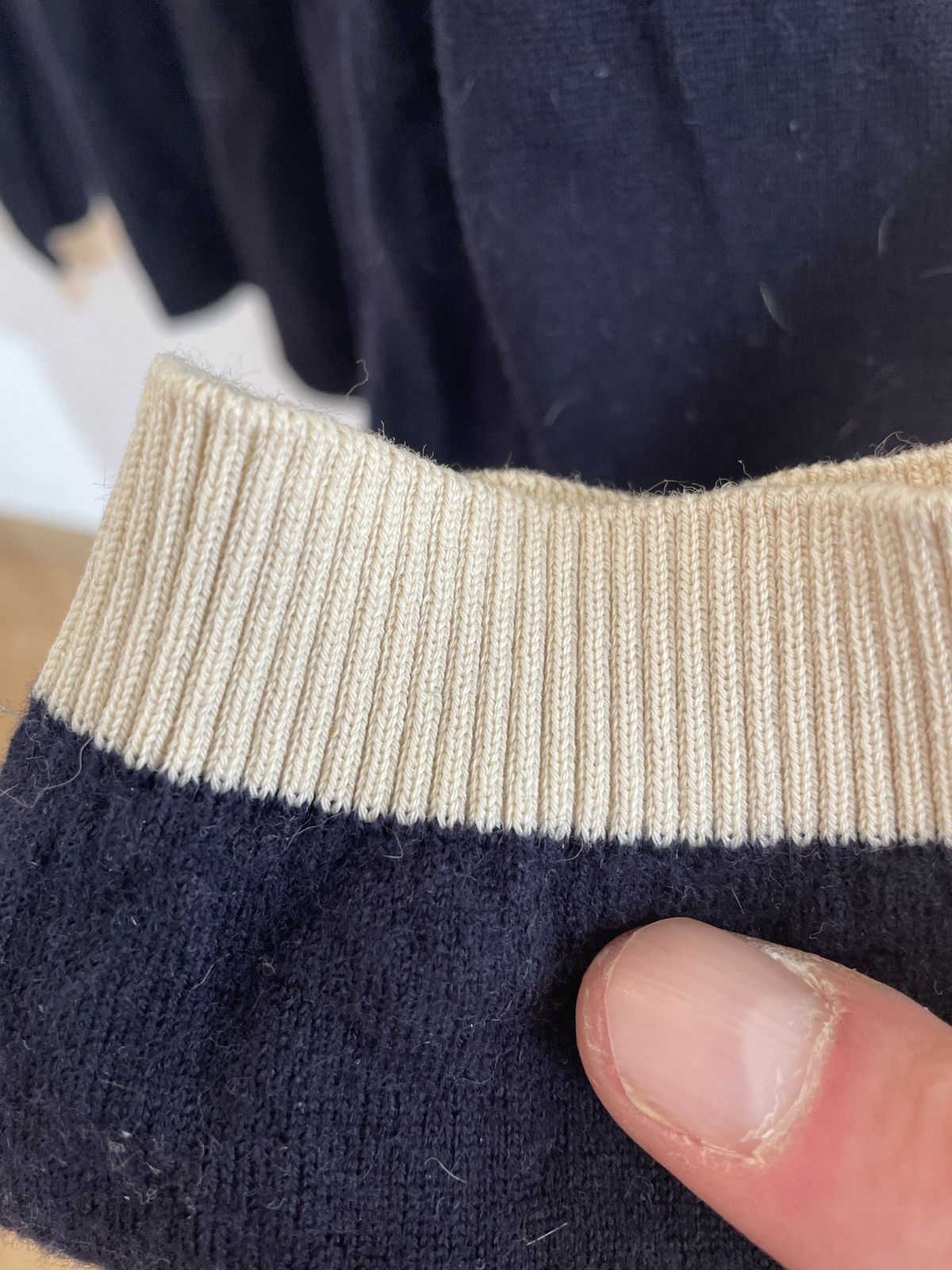 Gucci Bee embroidery V-neck sweater Size US M / EU 48-50 / 2 - 5 Thumbnail
