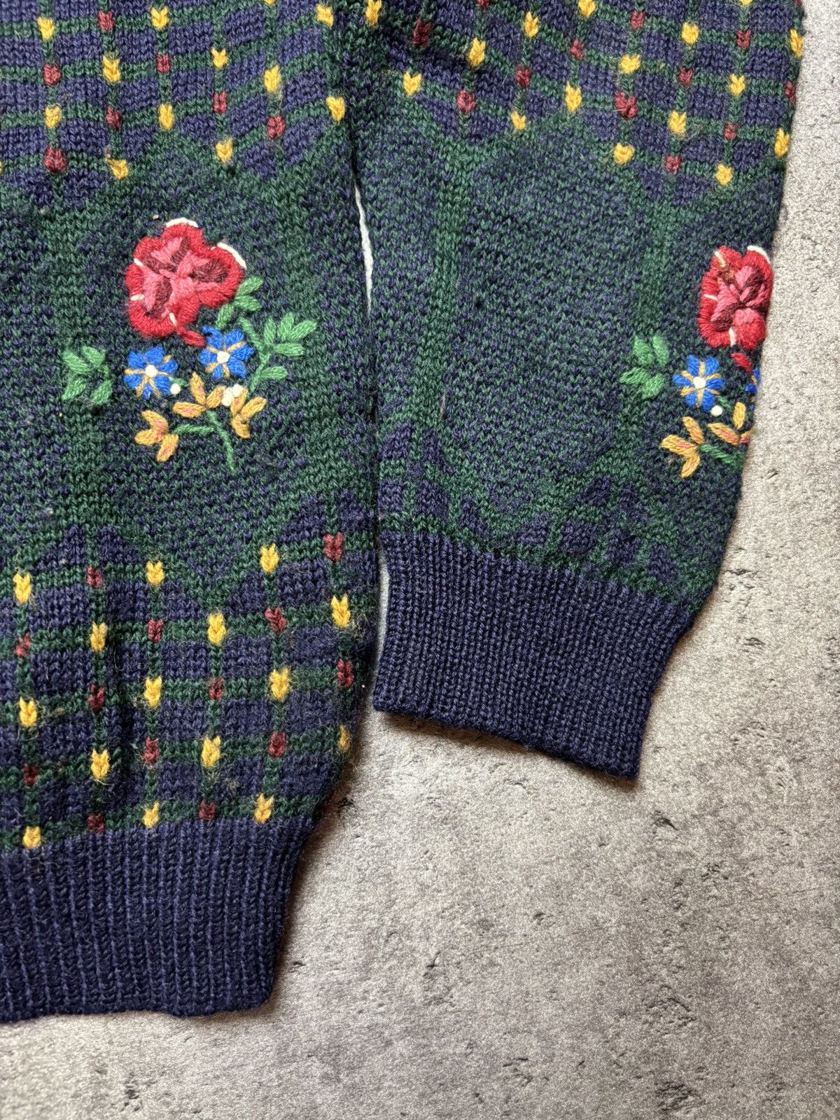 Vintage Vintage Woman’s Avant Garde Embroidered Flowers Sweater Size L / US 10 / IT 46 - 3 Thumbnail