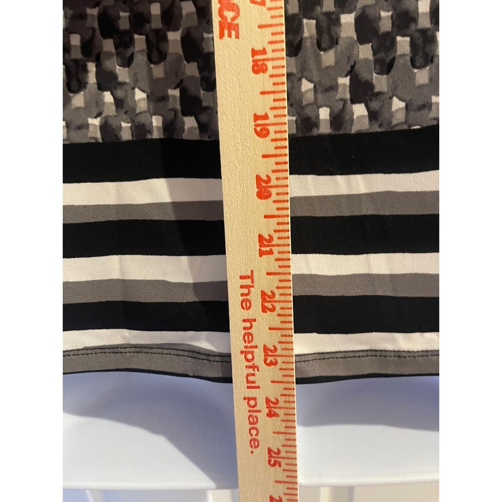 Liz Claiborne Liz Claiborne Gray Black Geometric Mosaic Striped Top Sz M Size M / US 6-8 / IT 42-44 - 7 Thumbnail