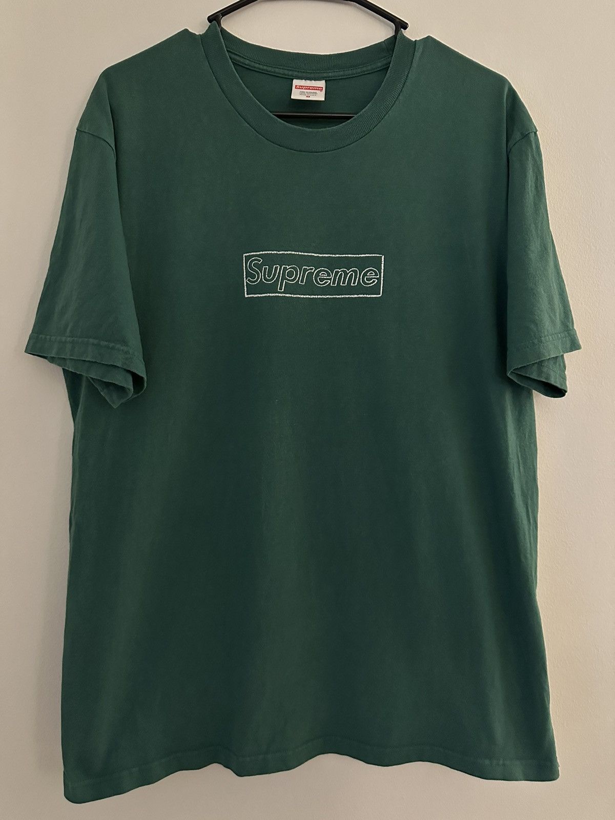 Kaws × Supreme Supreme KAWS Chalk Logo Tee Size US M / EU 48-50 / 2 - 1 Thumbnail