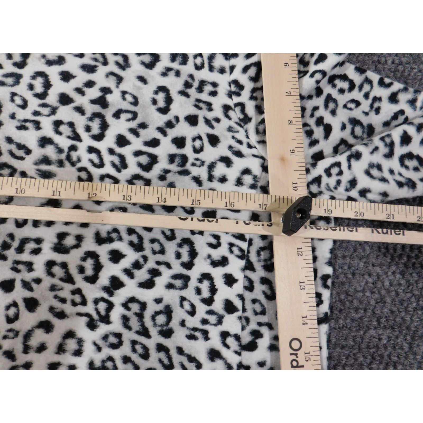 Vintage Chicos Size 1 Sweater gray animal print knit stretch rayon roundneck Size XS / US 0-2 / IT 36-38 - 6 Thumbnail