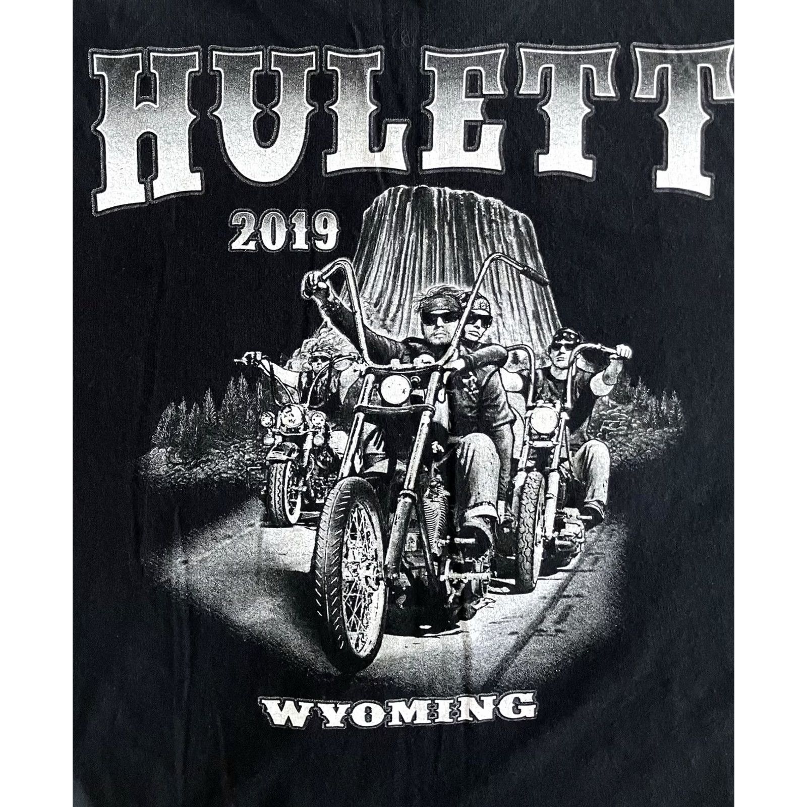 Gildan VINTAGE Hulett Wyoming Motorcycle Rally Devils Tower Black T-Shirt Gildan XL 2019 Size US XL / EU 56 / 4 - 6 Thumbnail