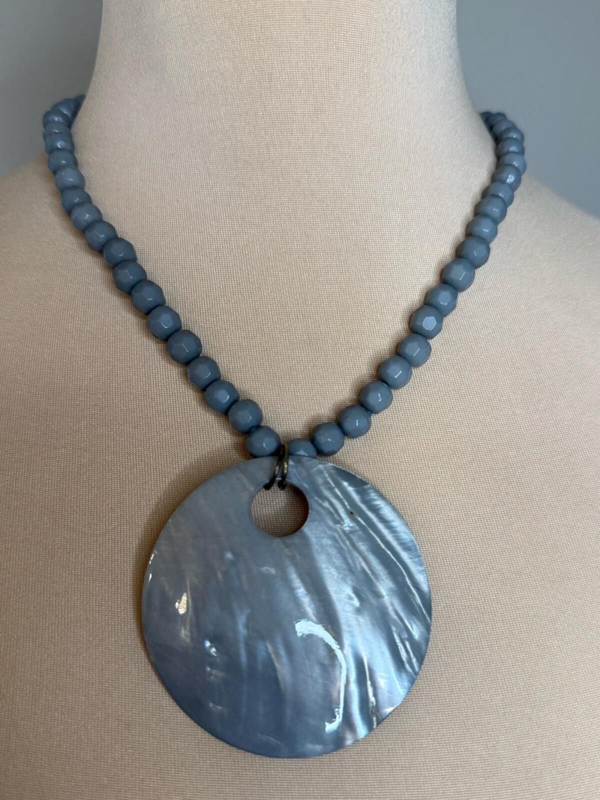 Other Bluish gray pearlescent beaded shell style necklace Size ONE SIZE - 2 Thumbnail